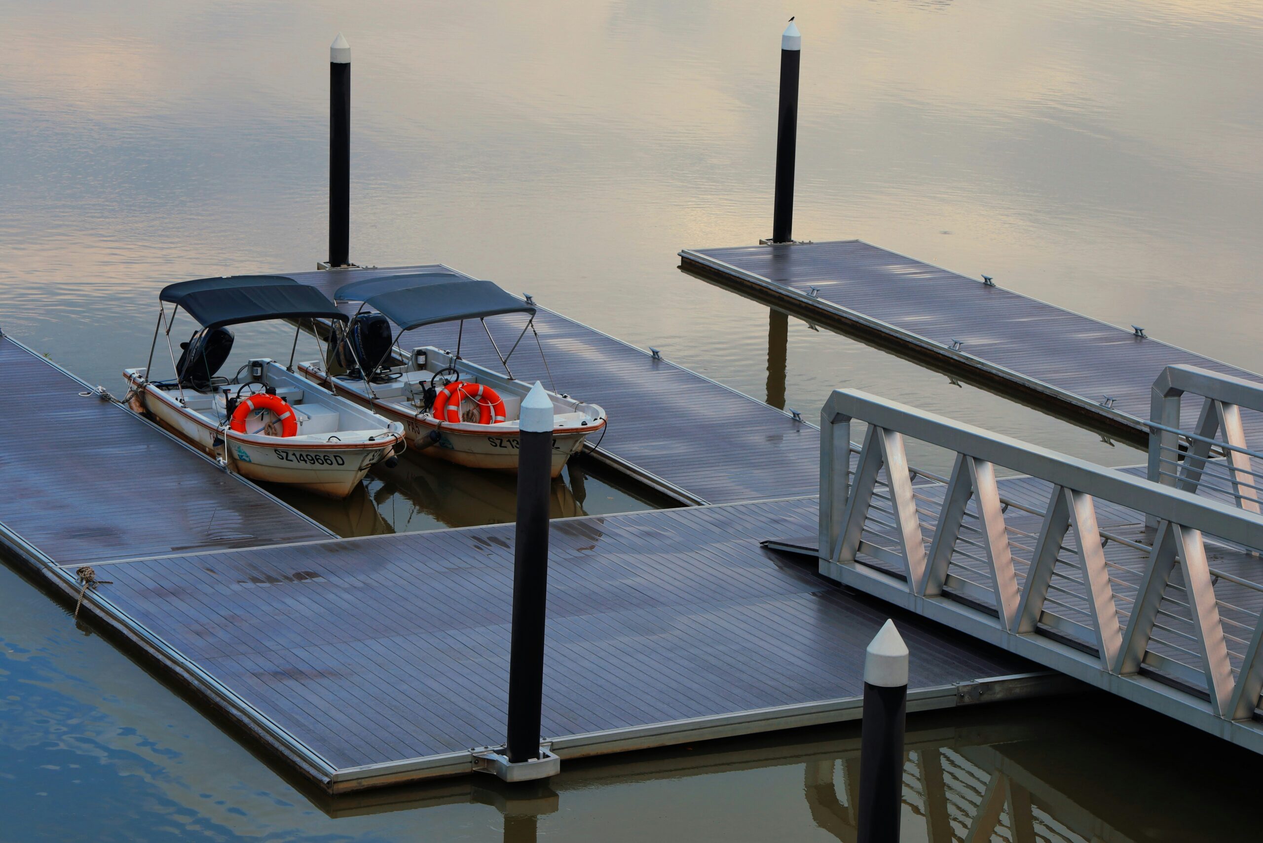 Solar Panel Floating: Masa Depan Energi Surya Hemat Ruang